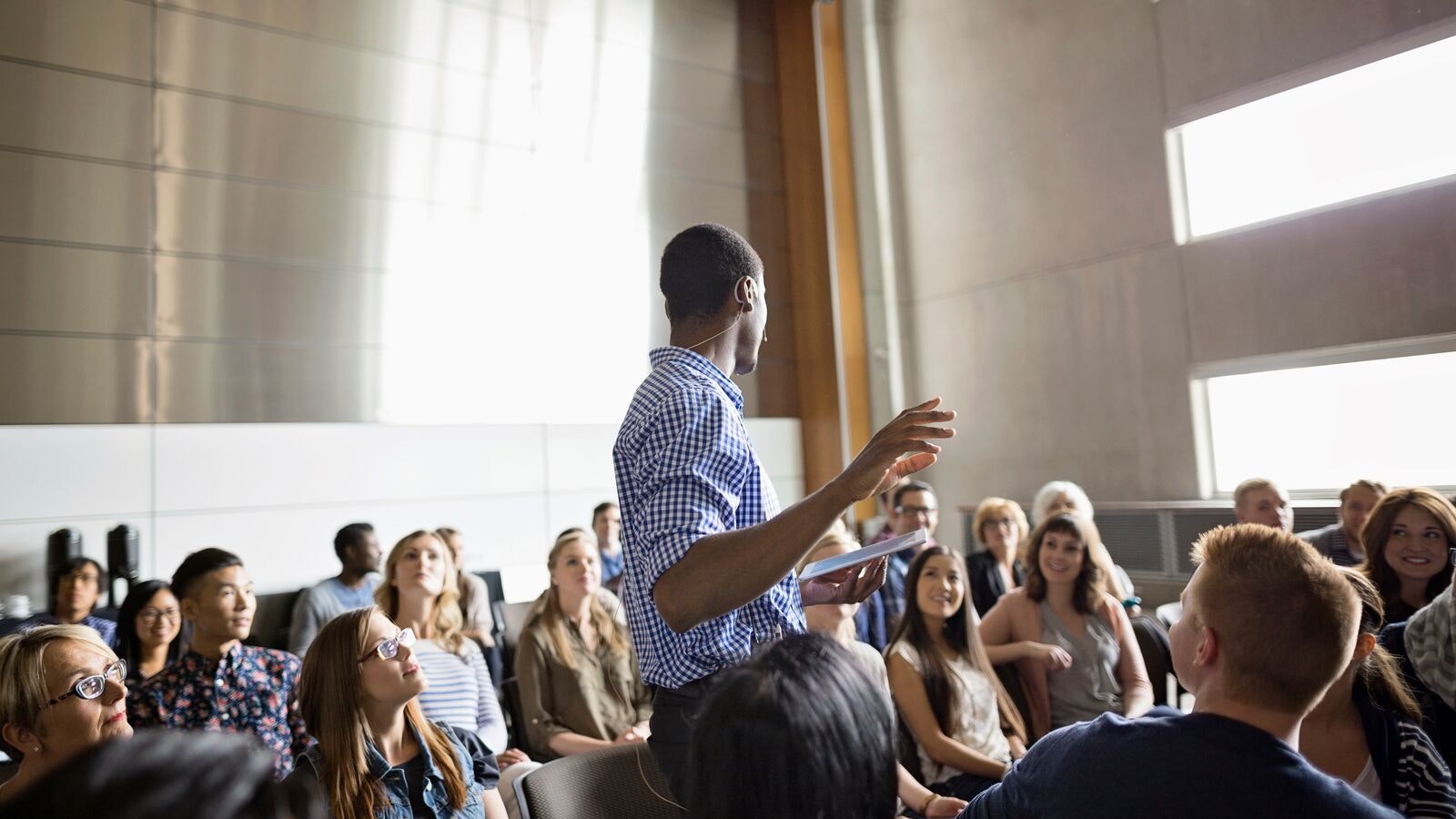 audience-listening-to-a-presentation-clip.cdn