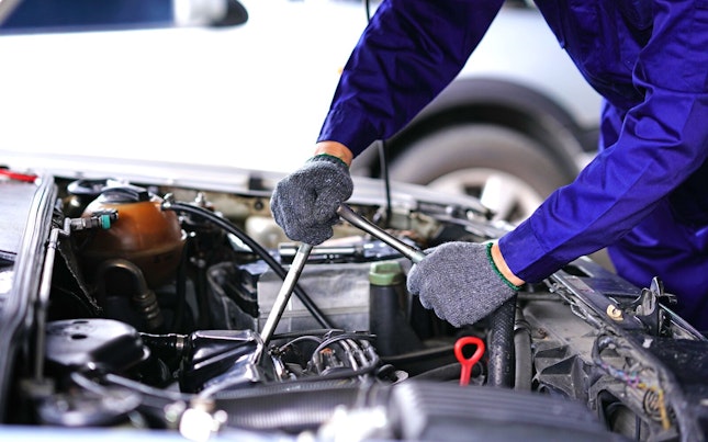 auto-mechanic-using-repair-tools-in-a-garage.cdn