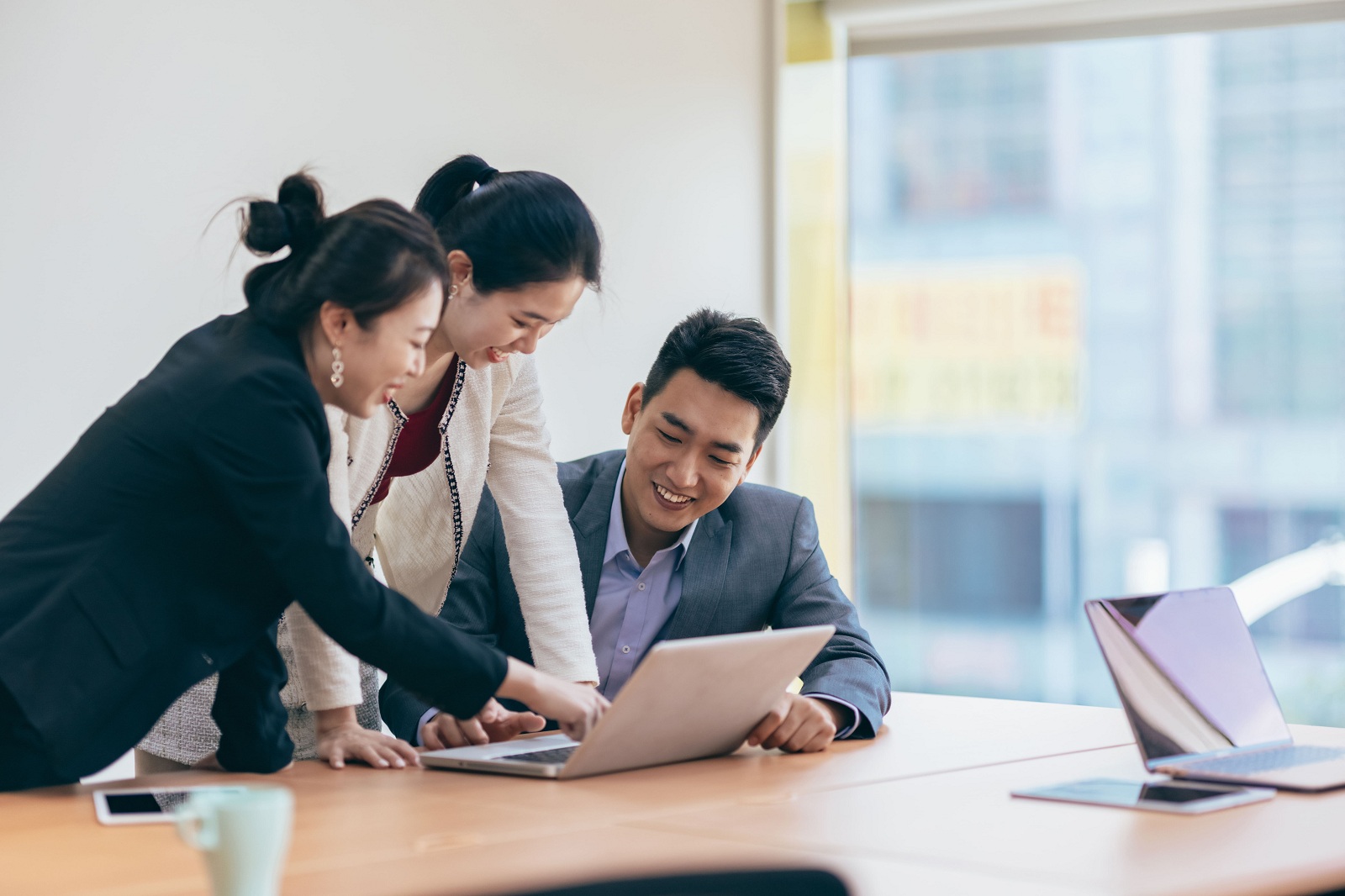 business-colleagues-discussing-a-project.cdn
