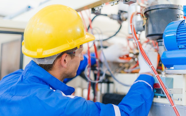 engineer-inspecting-hydraulic-machinery.cdn