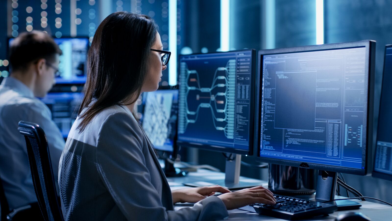it-engineers-working-in-server-room.cdn