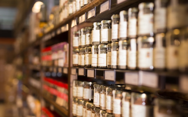 large-assortment-of-natural-seasonings-and-spices-in-glass-jars-on-store-counter.cdn