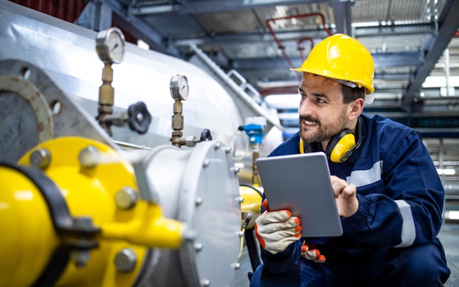 refinery-worker-checking-gas-storage-and-distribution-in-natural-gas-factory.cdn