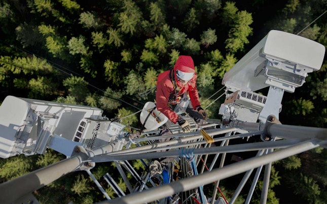 telecom-tower-worker.cdn
