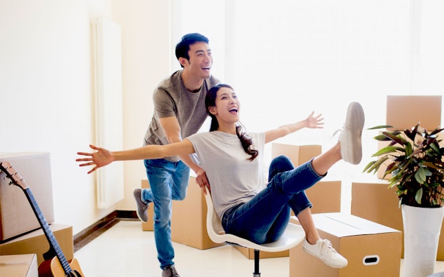 happy-young-couple-moving-to-a-new-house-1600px.cdn.en.1.